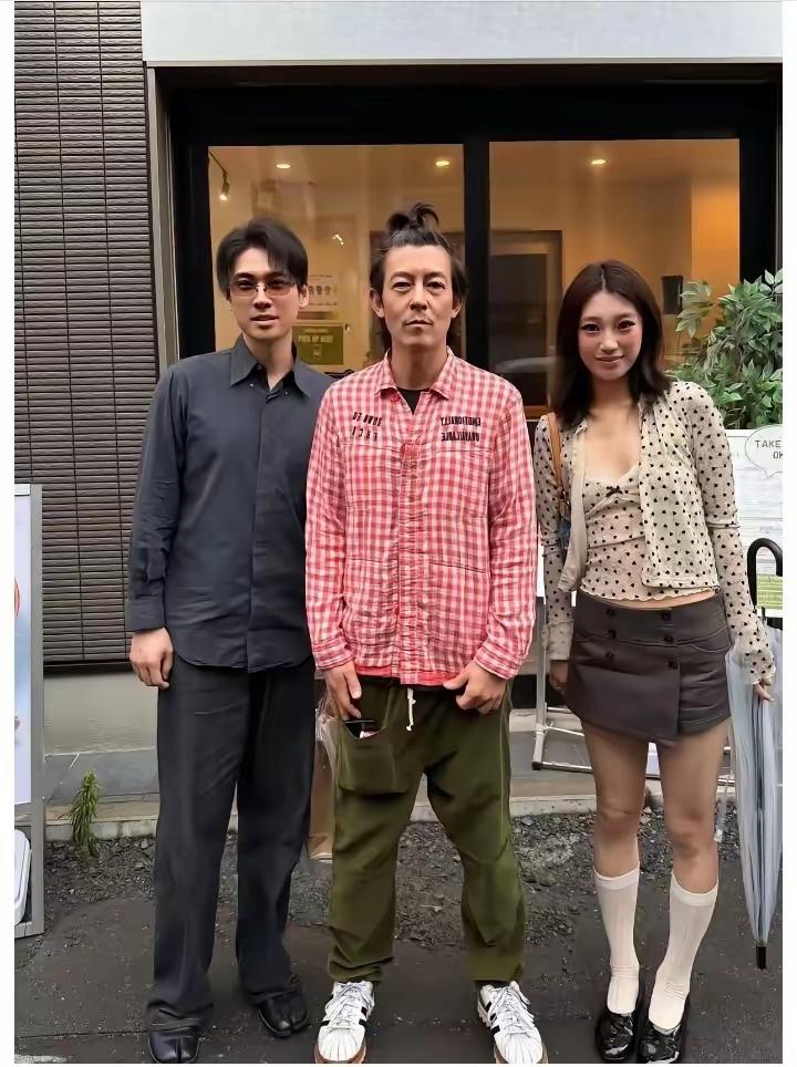 陈冠希好时尚哦，酷毙酷毙的，感觉比以前帅多了。以前那个样子简直老的一言难尽哦，邋