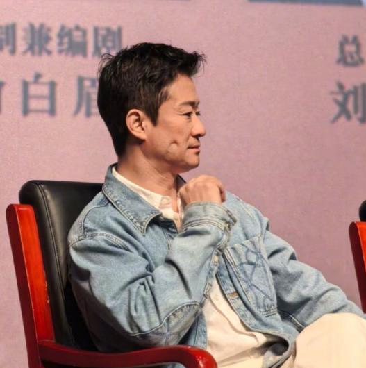 52岁吴京参加交流活动，脸用手一戳一个坑，多年硬汉形象彻底崩塌，最终还是累垮了。