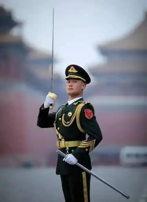 整齐划一来源于苦练努力世界上任何成功都不是自然而来，是无数个日夜刻苦努力的结