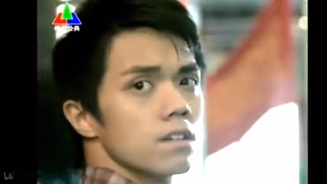 前面两张图是张敬轩在广东时期的样子，这是他2006年左右客串佛山的电视台的短剧的