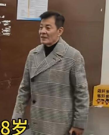 何晴去世后，前男友刘威公开露面，参加国剧盛典晚会活动，68岁精气神还不错，穿衣又