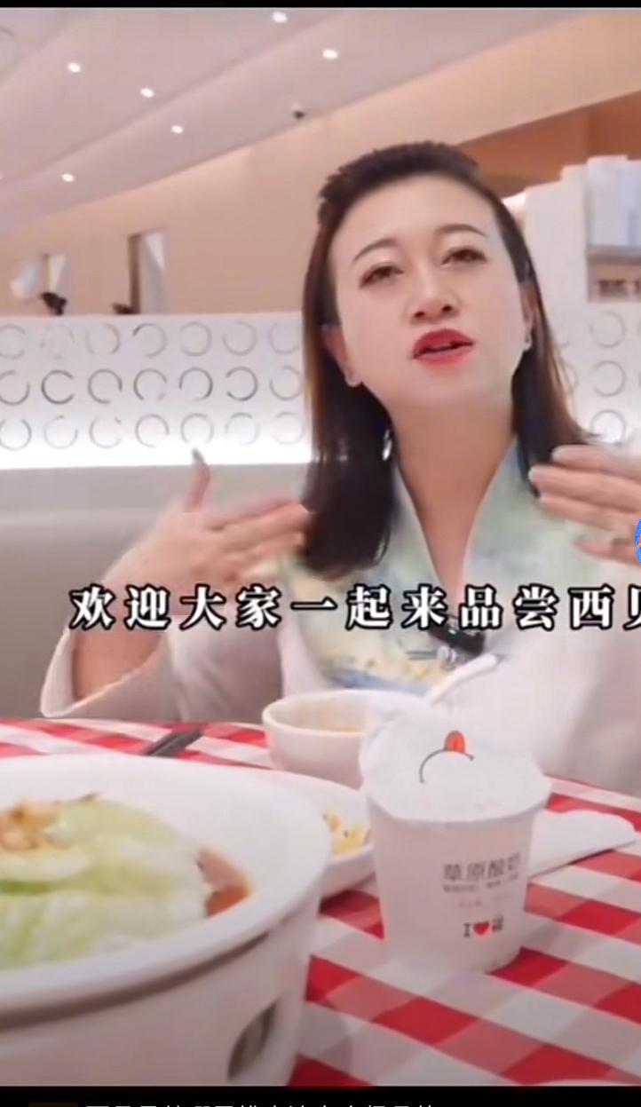 这位女士是来砸贾国龙的场子吗？神情夸张的女士多次在西贝门店出现，而且不是