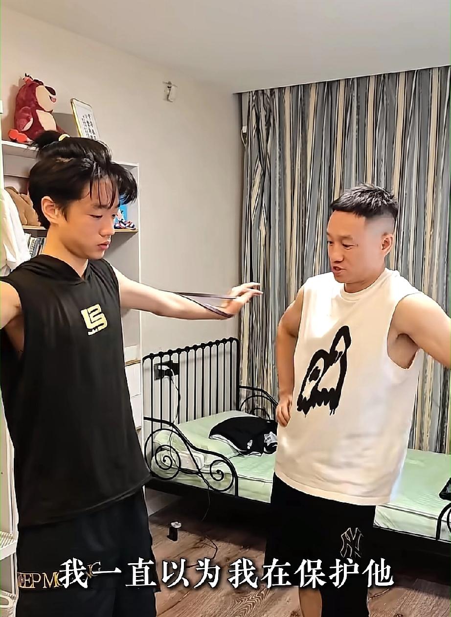 杨威自曝和儿子杨阳洋现在沟通很受挫，父子俩已经有些互相不对付了。杨威只要开口