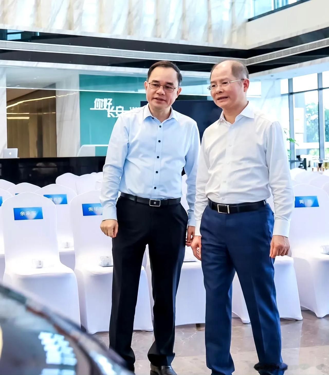 任正非和新央企董事长朱华荣的合照火了，信息量很大，有3个没想到：1.没想到长