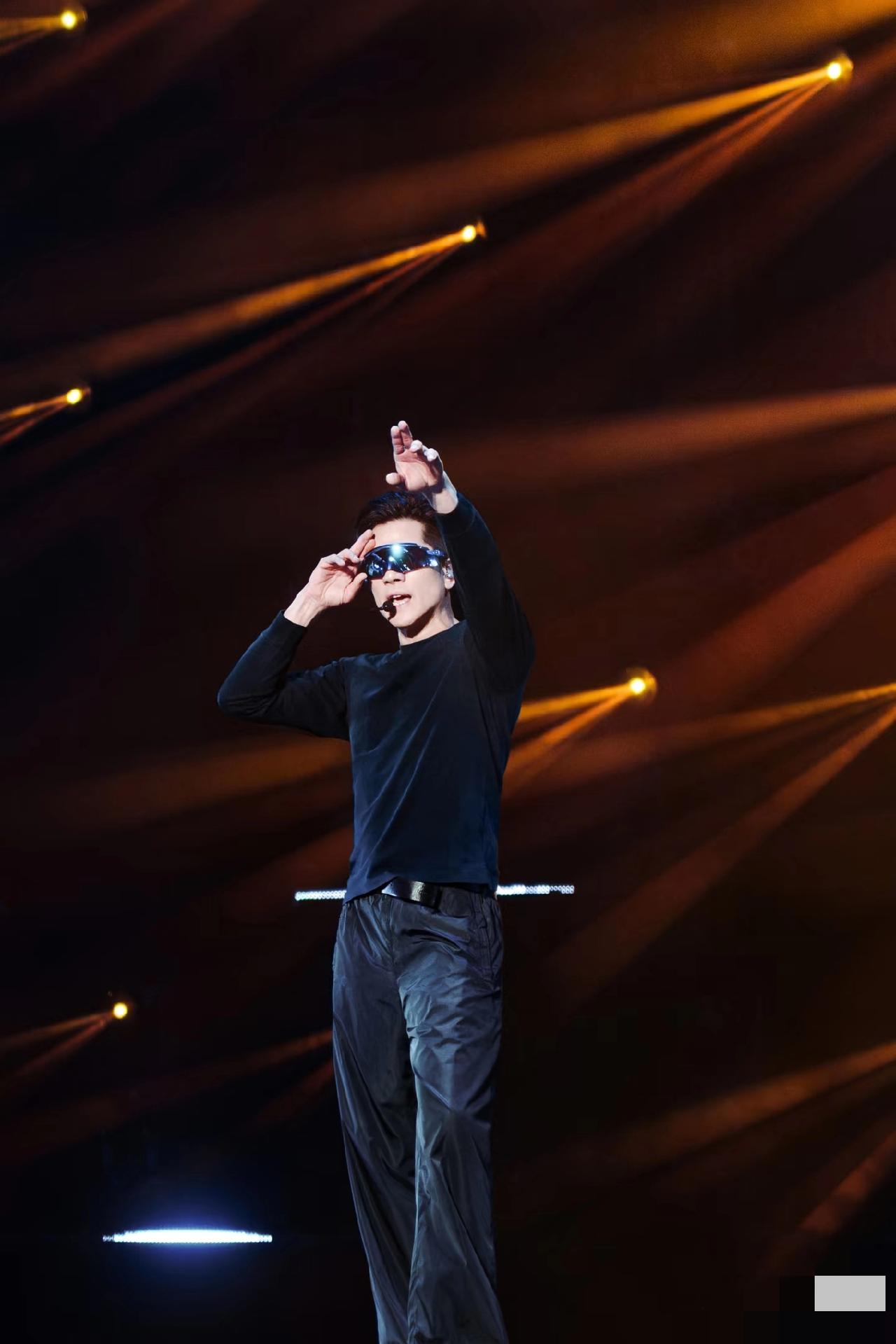 4月25日，郭富城合肥演唱会真够意思，估计是回馈家乡父老吧，他的打扮竟然远看像2