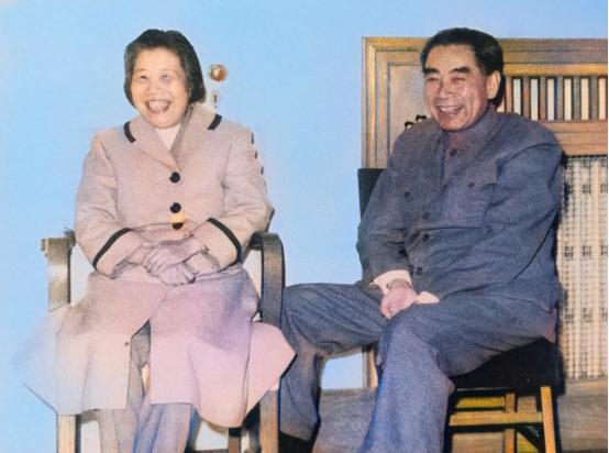 二十世纪中期，周恩来总理正在伏案工作，夫人邓颖超突然走了进来，来到他的面前，轻声