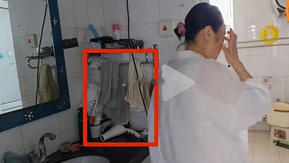 成天称自己洁癖，说的多么多么干净洁癖的人能把洗脸毛巾用这么脏，真够恶心人的​​