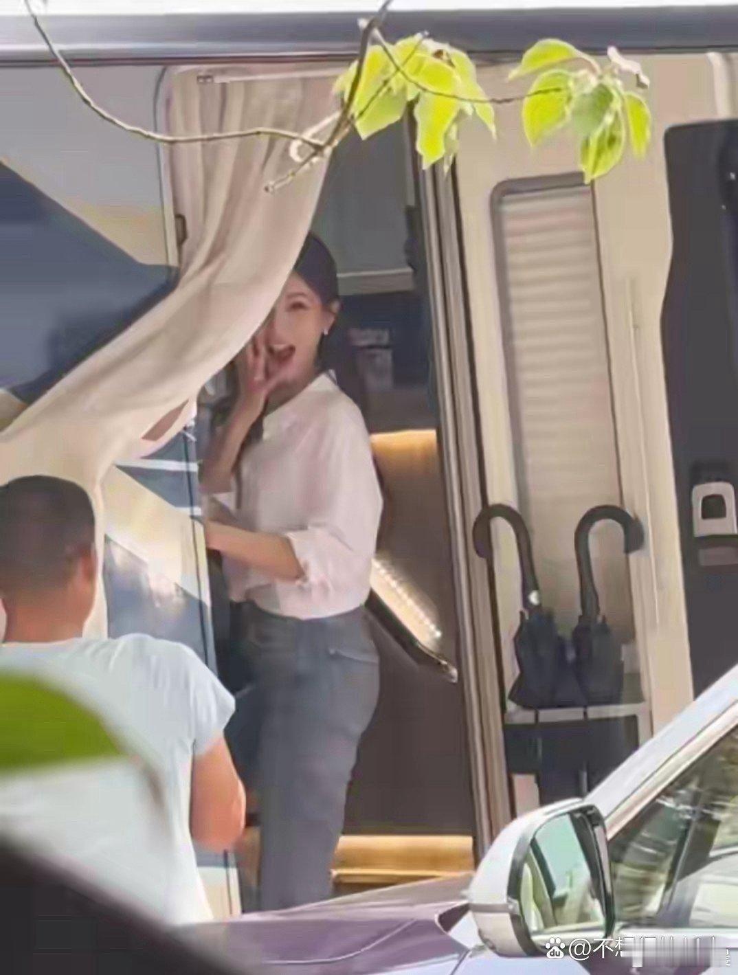 李一桐的身材简直无可挑剔！35岁自带成熟稳重气质，又藏着灵动可爱感，魅力直接拉满