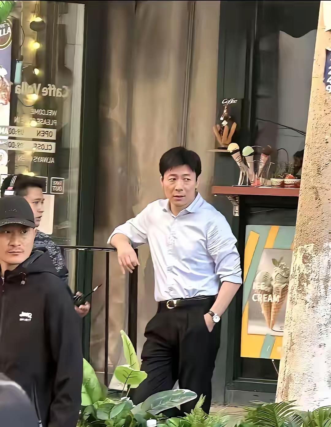 祖峰演神了电视剧《潜伏》里的李涯李队长，人们从戏里走不出来了。看到他在等人，产生