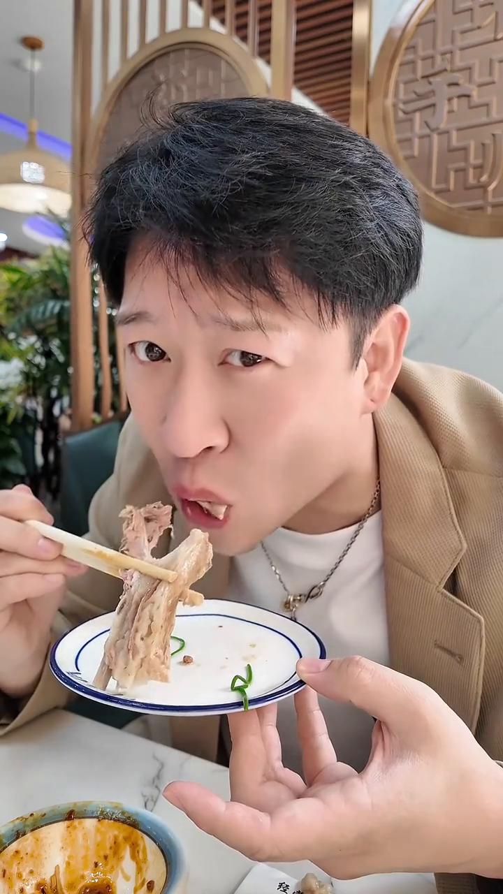 一斤手抓羊肉。这手抓自由了。兰州能不吃手抓吗？去哪家？瞎找是吗？随便找一个。走