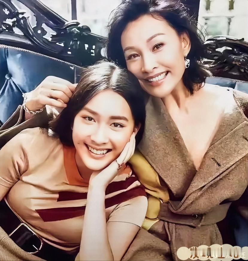 美籍华裔演员陈冲与女儿，这个女儿可是亲生的，不是当年收养过的双胞胎女孩，双胞胎女