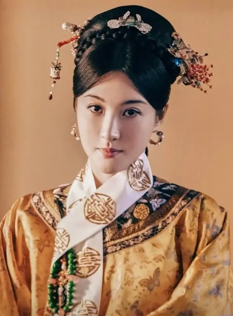 本来是看陈晓做生意的。结果演慈禧的这个演员一出场，瞬间勾起了我的兴趣，原来她