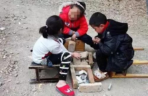 4岁女儿上幼儿园后总用手抓下身, 送医后医生说: 你给她洗澡了吗