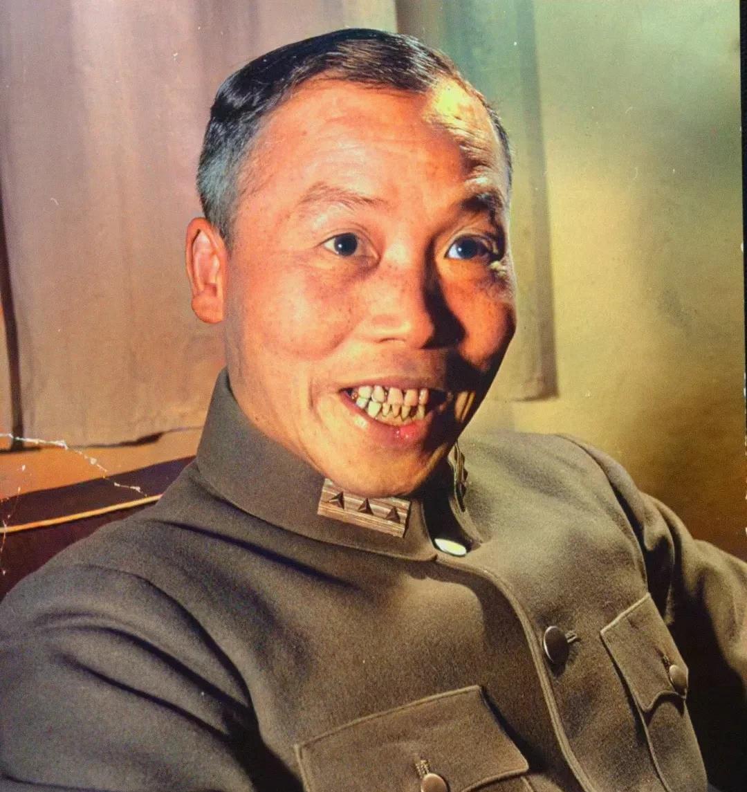 这是1945年抗日战争胜利后，美国记者伯恩斯拍下的一张老照片。照片中，刚刚被国