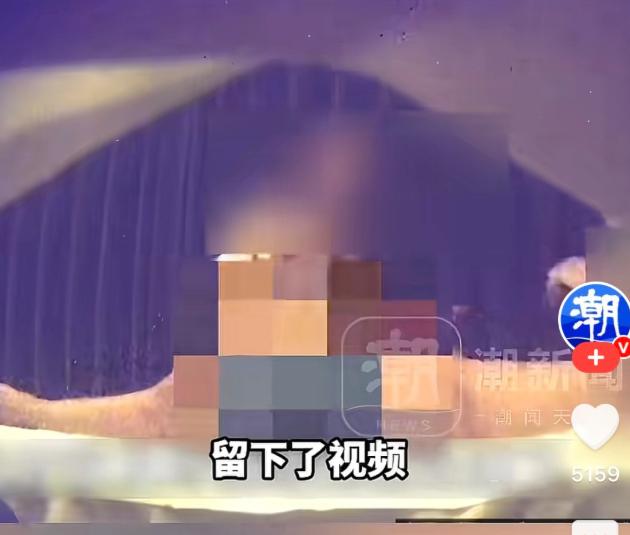 杭州萧山，女技师收到男顾客特殊服务的暗示，脱下他的裤子进行抚摸，正事还没开始做，
