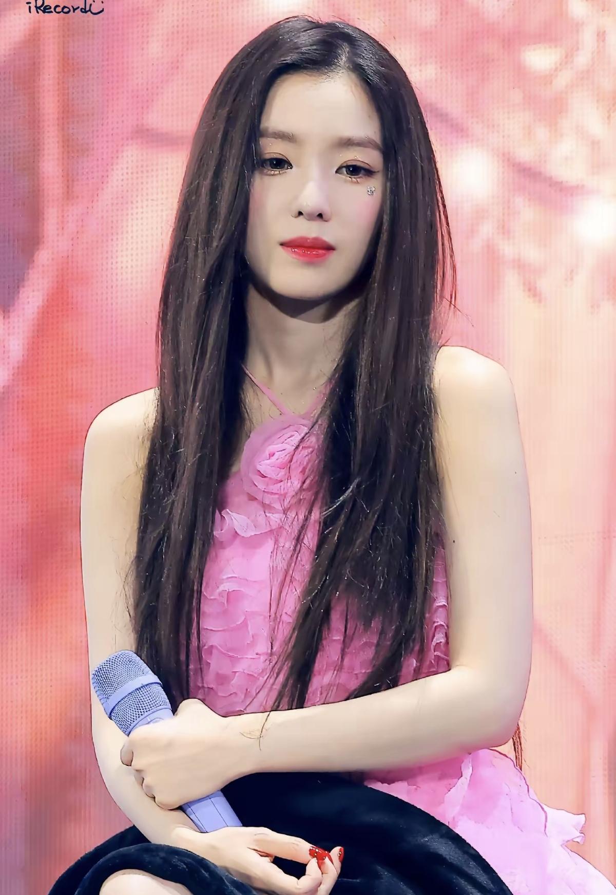 粉色舞台和裴珠泫，是属于春天的温柔暴击[比心]这世界上，总有一种温柔，叫裴珠泫[