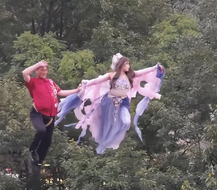 朱之文越来越火，为了钱什么商演他都敢接！这不他与一美女一同吊威亚的场景，直接好
