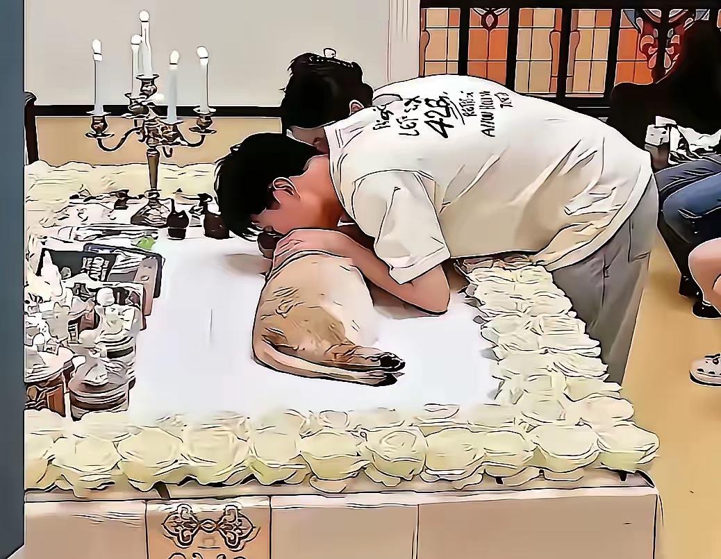 家中相伴十七年的小狗离世，主人伤心落泪实属人之常情，用心擦拭身体、换上新衣，连同