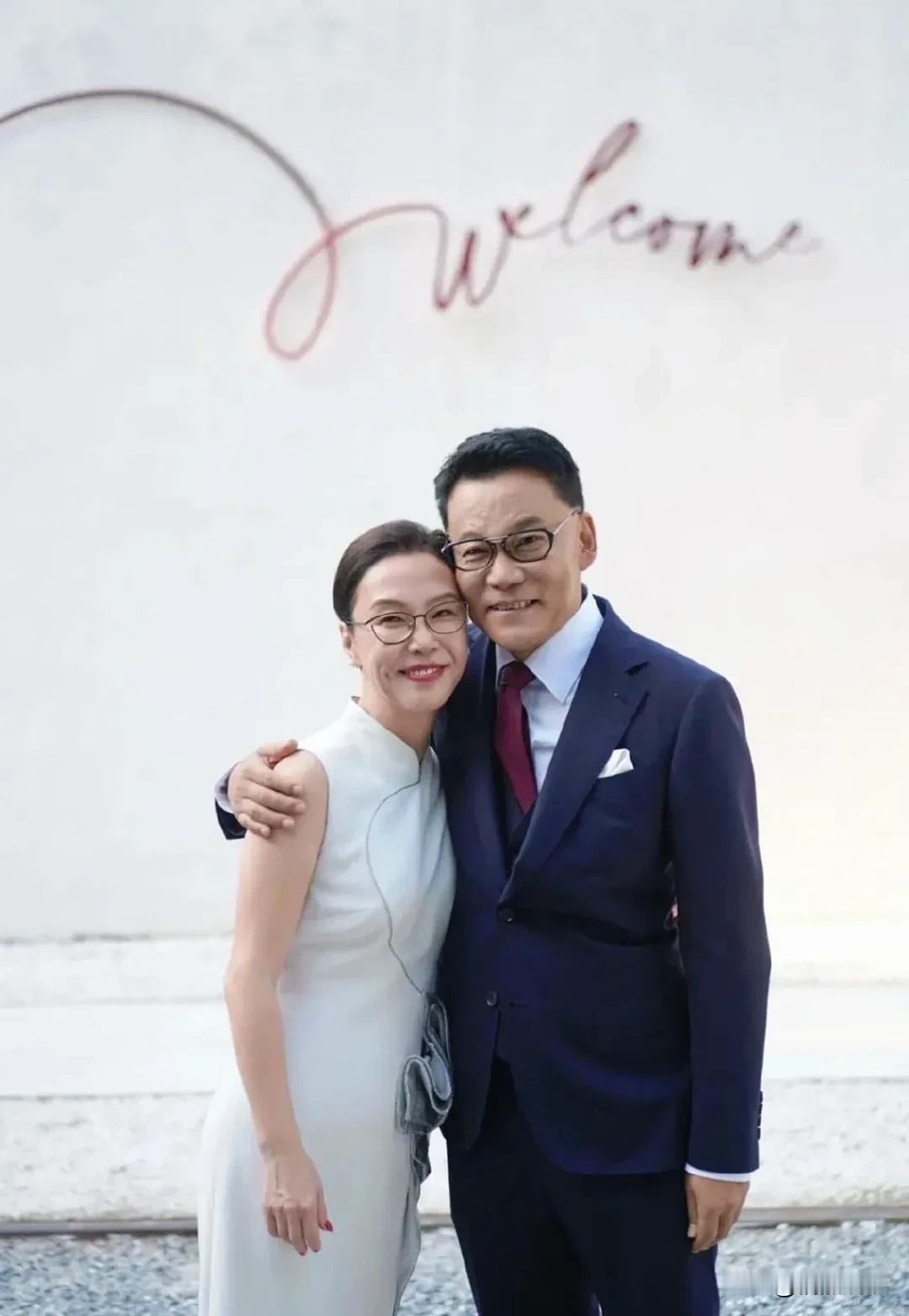 第一次见到这么有夫妻相的二婚夫妻啊！李国庆张丹红昨日大婚，看照片，俩人如同复制