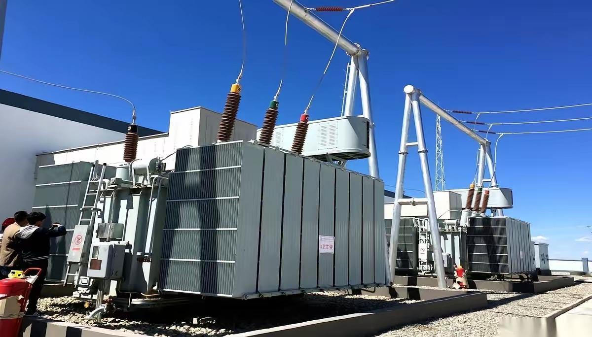最魔幻的一件事发生了。美国人一边咬牙切齿地给中国产的变压器加了104%的关税，