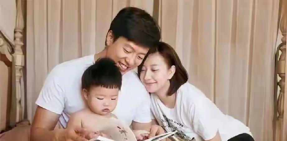 2011年那场关于姚晨凌潇肃的离婚风波，简直是当年娱乐圈的“年度大戏”。多少人