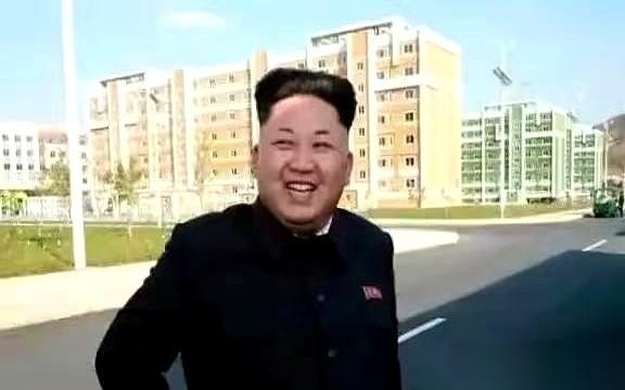 他彻底不装了。几万条人命，上万个集装装满炮弹的箱子，就这么从一个我们印象里穷得