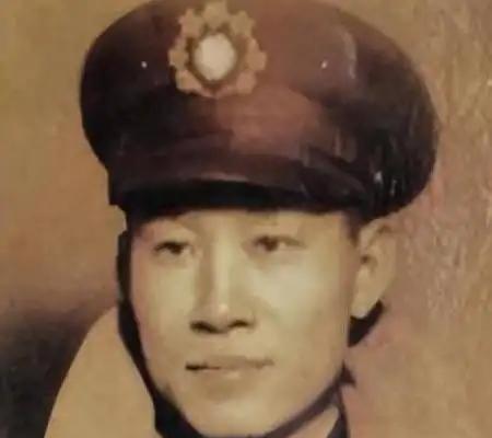 1951年，孙立人脱了衣服钻进被子，习惯性地搂住老婆，结果手感不对，吓得他立马滚