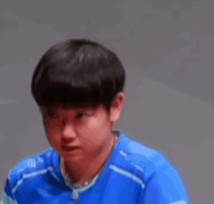 孙颖莎赛场乖萌瞬间：犟小豆包也有软乎乎时刻赛场上的孙颖莎向来都是嘴快腿勤的