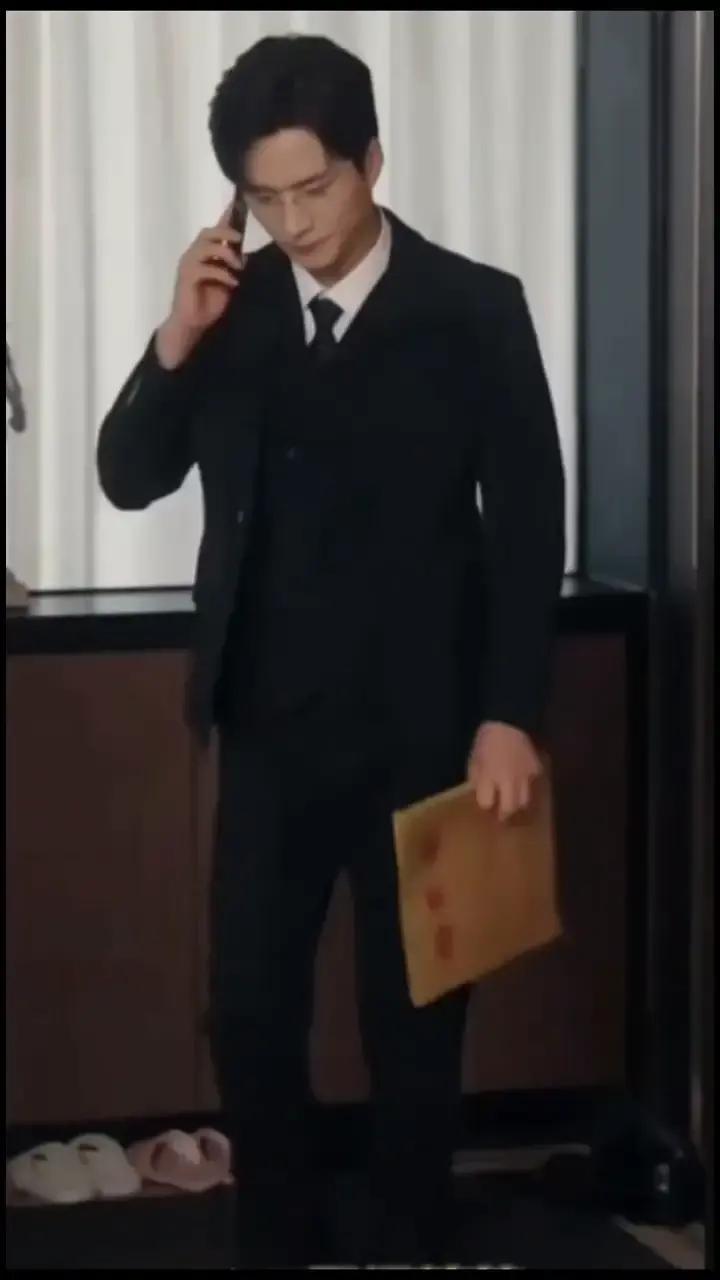 别再叫他演员了。演戏，才是王皓祯的“兼职”。他刚在总局重点剧里演完CEO，