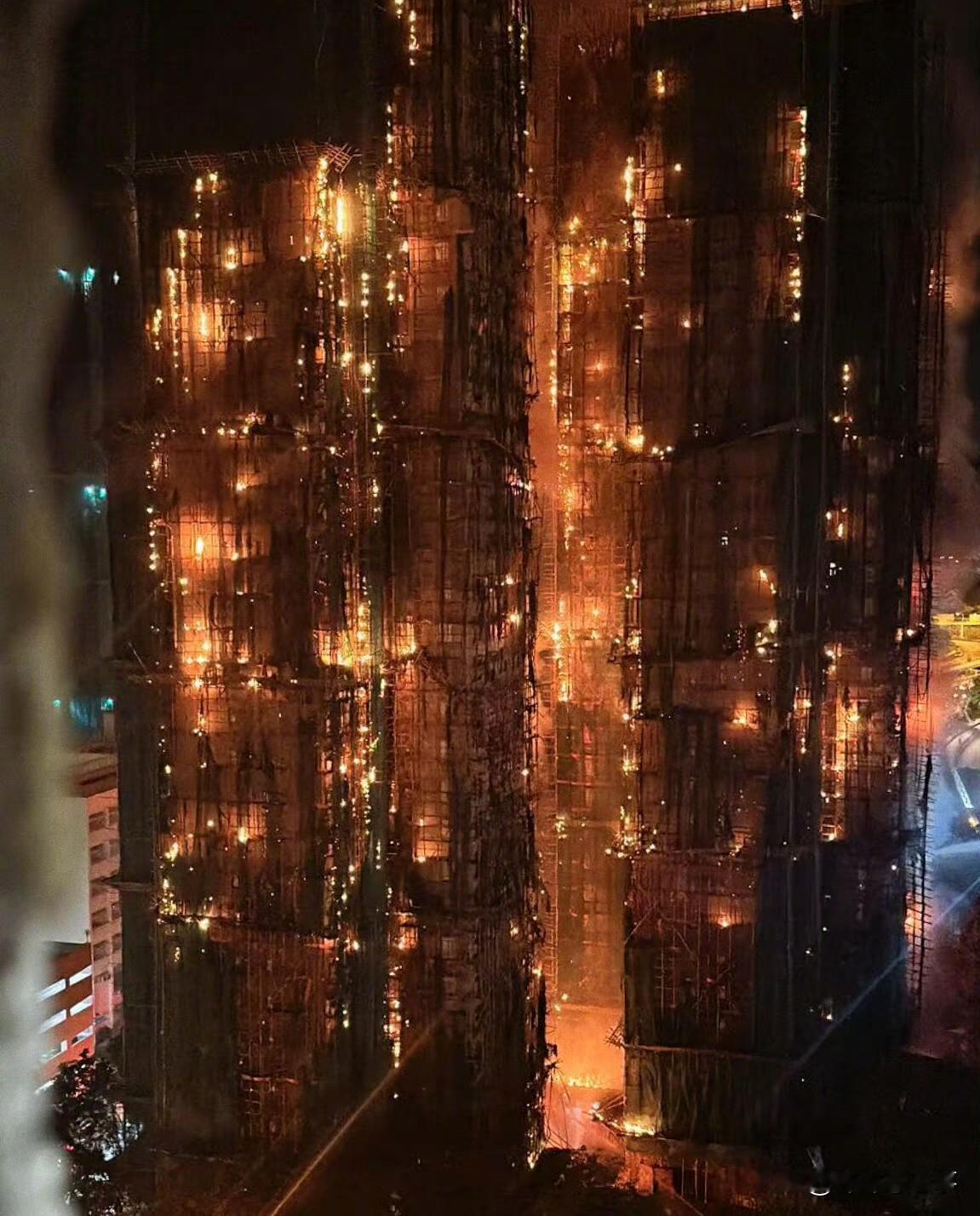 这不是电影场景，而是昨夜香港大埔区宏福苑的真实惨剧。八栋40层高楼被烈火吞噬，火