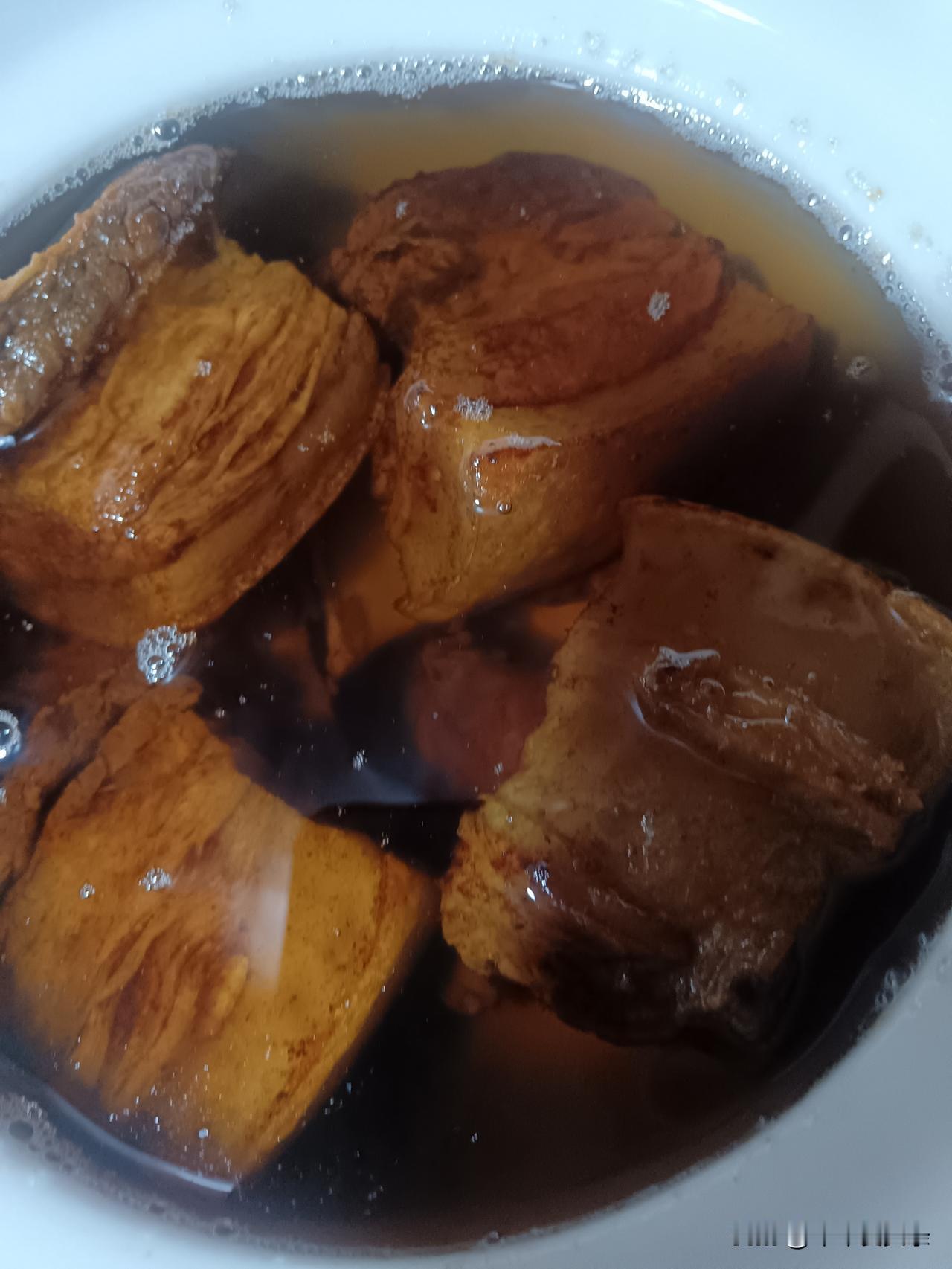 今年第一次学做坛子肉，用五花肉做的，这个方法简单，先用盐腌肉一天，第二天温水淘冼