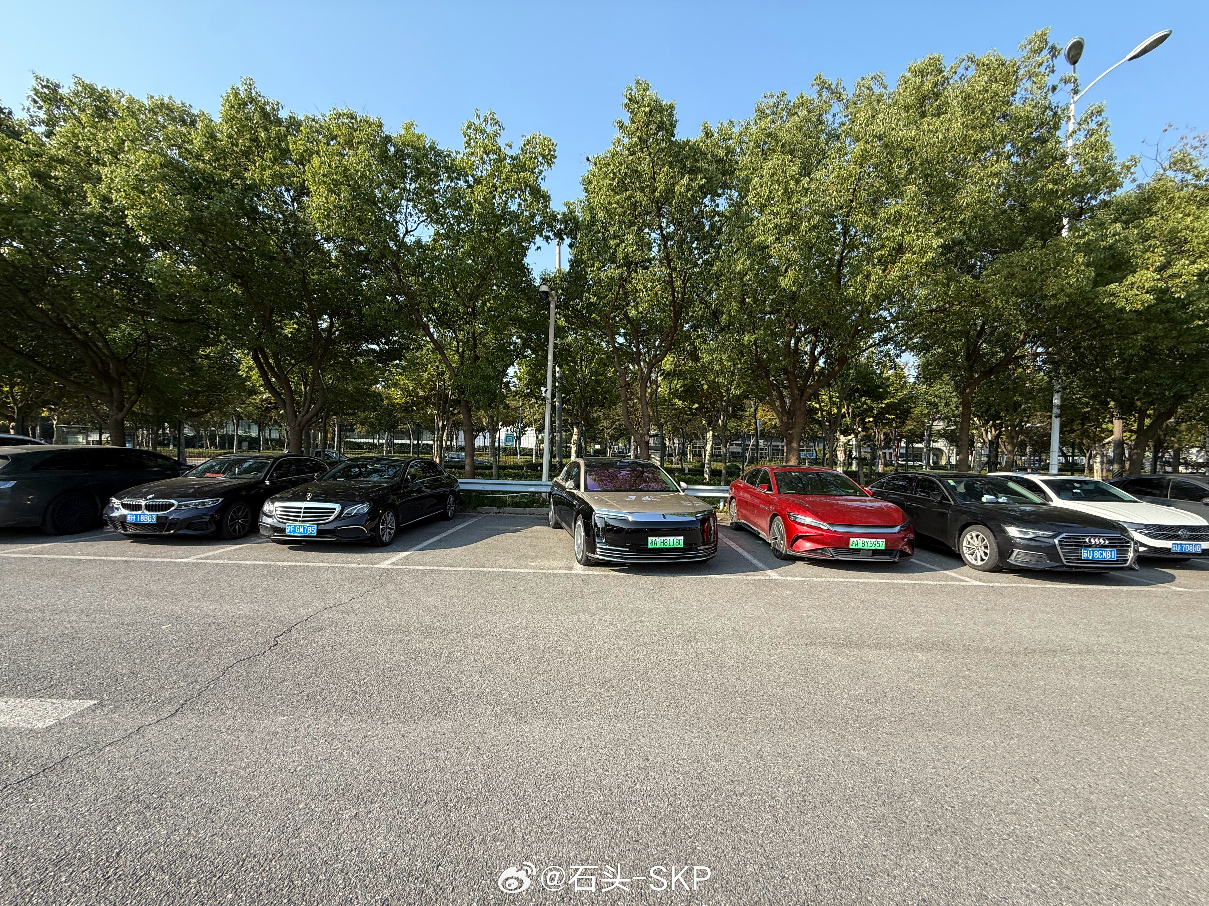 这车停的就非常有大哥气质​​​