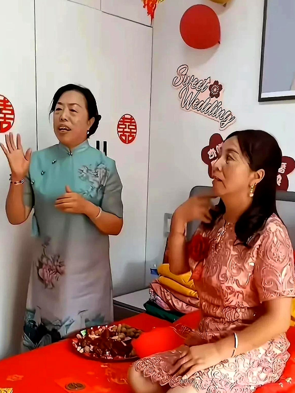 一名35岁的男子因家境贫困一直未婚，最终花费6万6千元彩礼娶了一位45岁的女子。