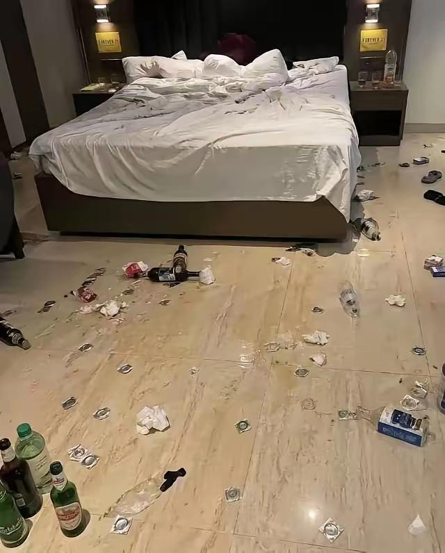 这是几个人，竟然能把酒店弄成这个样子，感觉绝对不是，两三个人，最起码也要有10个