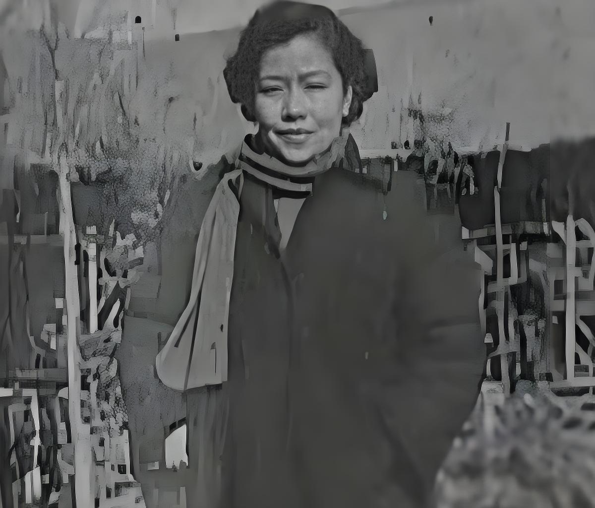 1976年，北京永定河畔，一名头发花白的老妇纵身跳入冰冷的河中，当众人将其打捞起
