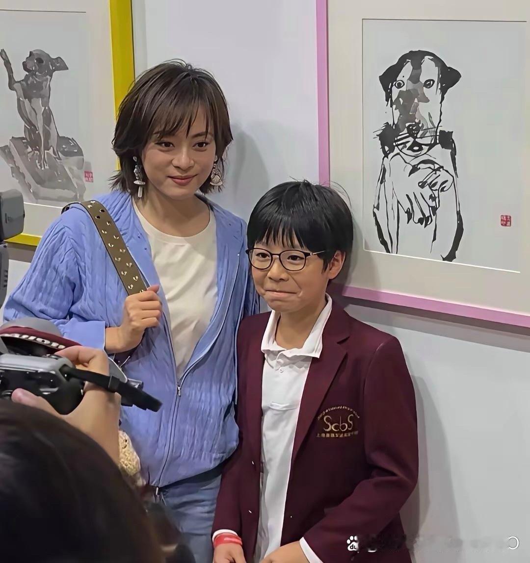 43岁孙俪现身上海看画展，圆脸蛋搭配蓬松发型元气满满，时尚穿搭衬得笑容格外亮眼，
