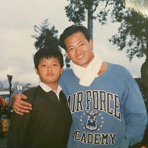 那年和父亲合影的陈建州还是个小孩子，如今他成了父亲，而且是成了双胞胎儿子的父亲。