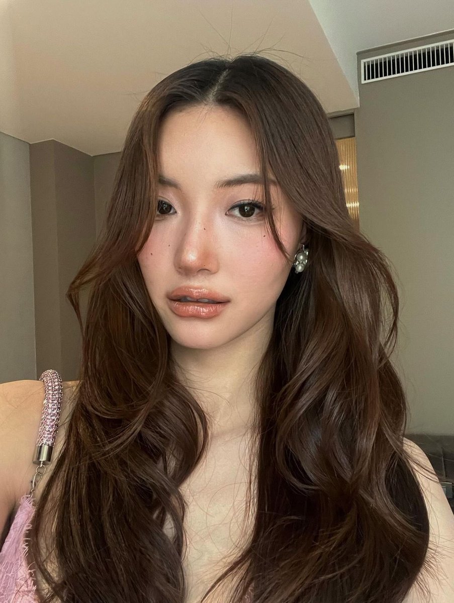 “你穿的是什么？我把最新一期的杂志都买光了，除了我谁也看不到。”“有钱人真娇气。