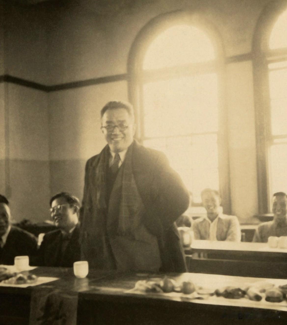 1949年3月24日，刚自美国到台湾的胡适受台湾大学校长傅斯年邀请，出席台湾大学