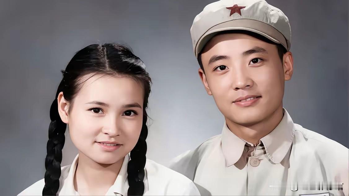 1953年林徽因之女梁再冰的新婚留影，她与丈夫于杭一身朴素工装定格良缘。眉眼温婉