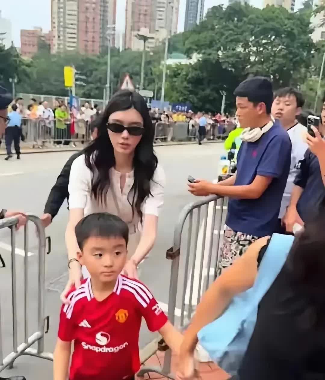 奚梦瑶儿子跟她年轻的时候长的还真是太像了，尤其是丹凤眼，很有辨识度不过既然生