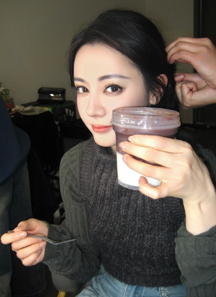 热巴甜度超标吃甜品的漂亮姐姐热巴吃甜品的漂亮姐姐热巴，热巴甜度超标，谁懂想尝