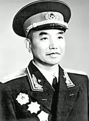 5位师长成元帅，为何他是例外？本该是开国元帅，结果1955年授衔连降两级，八路