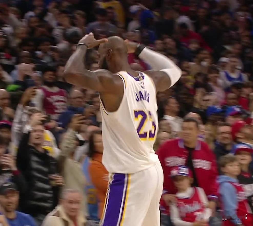 让我来！八村塁谈詹姆斯：“勒布朗自己戴上了皇冠。”“那本来是我的活。”