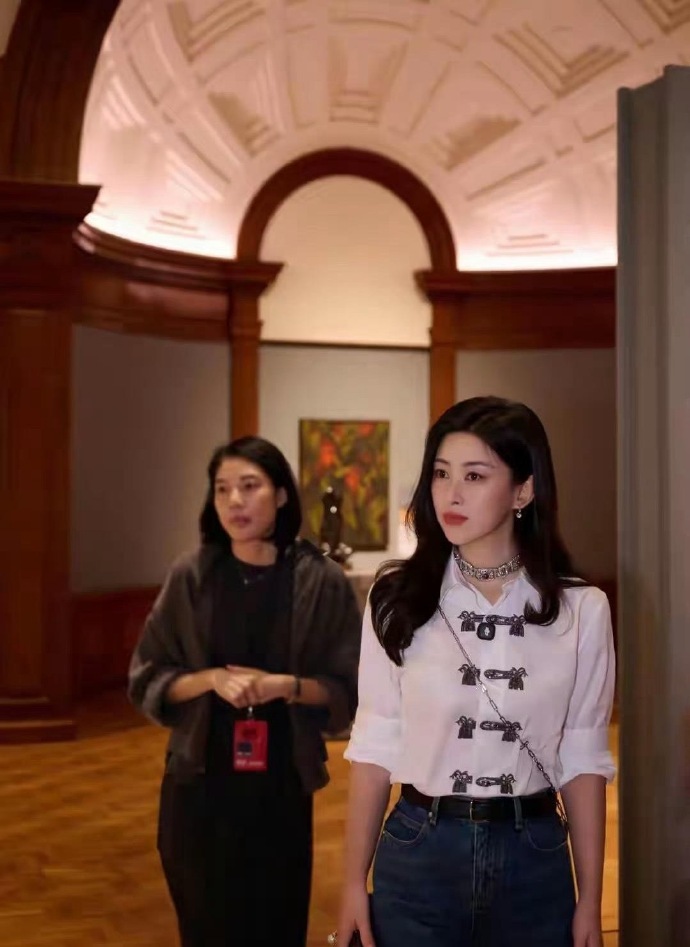 朱珠不愧是真名媛，就算不穿礼服或者职业套装，一条牛仔裤也能穿出女人味。果然真名媛