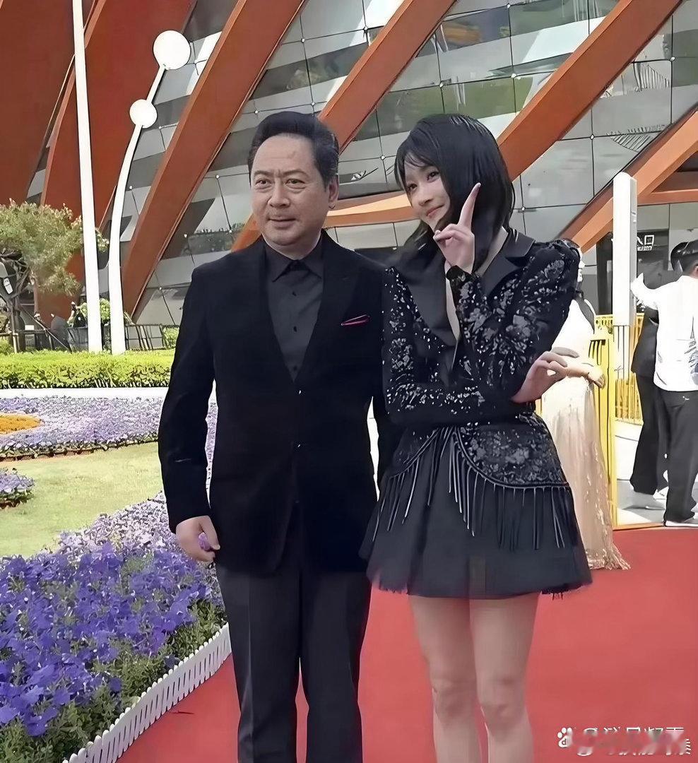 只要关晓彤觉得不尴尬，尴尬的就是别人。