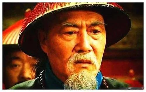 乾隆三十八年的一天，刘统勋照例赴紫禁城早朝，当轿子行至东华门外时，轿夫觉得不太对