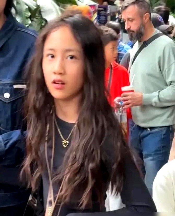 黄磊家老二这基因，真是不讲道理。12岁的二女儿最近近照刷屏，网友直接喊她“长发版黄磊”。单眼皮笑眼、