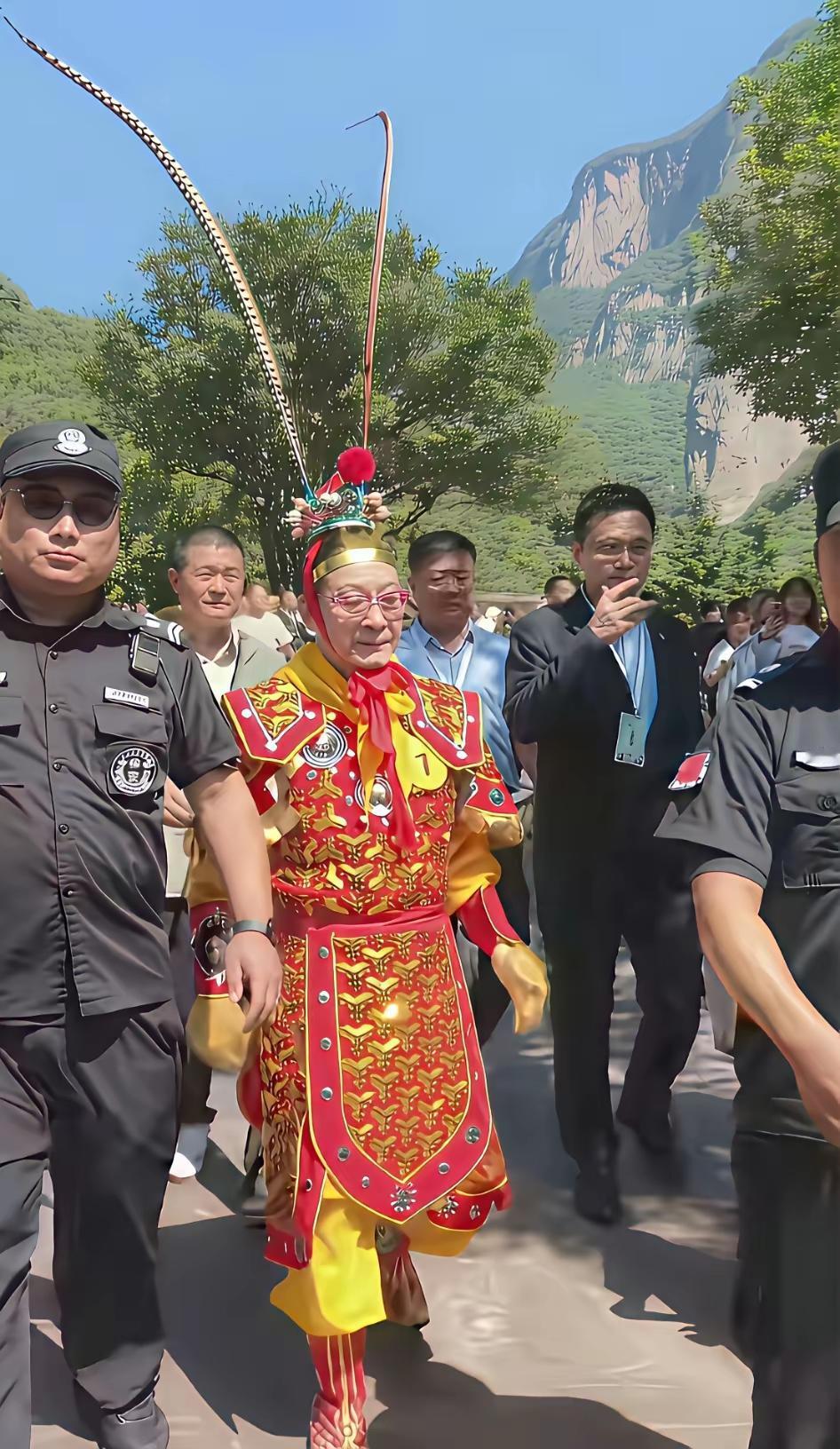 这个应该是六小龄童了吧，上次就把陆司令搞错认成了六小龄童[捂脸哭][捂脸哭]