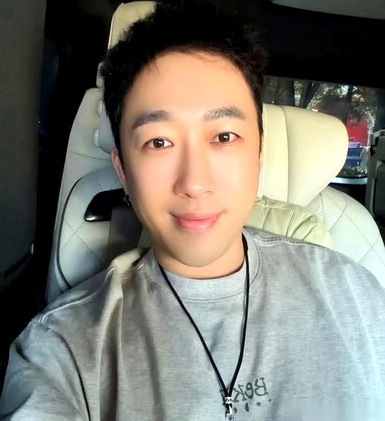 娱乐圈就是个名利场，明星陷入争议，最常见的戏码无非是装死、切割、保持距离。最近白